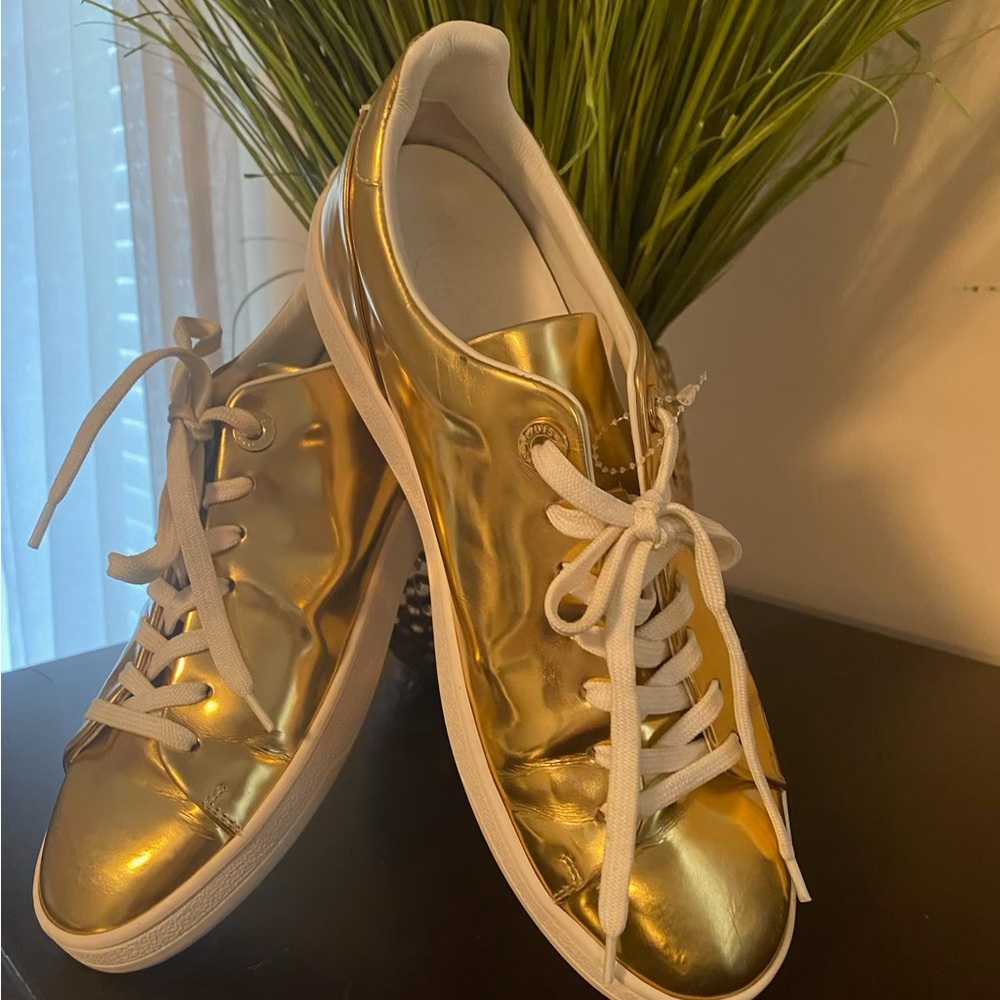 Gold Louis Vuitton Frontrow sneakers size 37.5